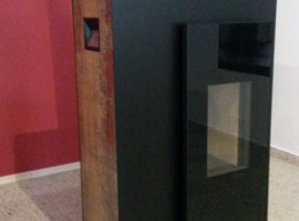 Rika Pelletofen Miro mit Dekorseitenverkleidung Rosteffekt metallic als Ausstellungsstück mit Brenndauer ca. 3 Monate abzugeben
